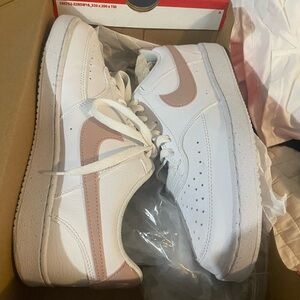 W Nike court vision low size 9.5